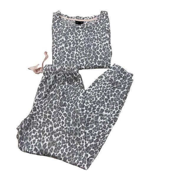 Tahari Other - Tahari brand Ladies Two Piece Pajama Set Super Soft Size Medium